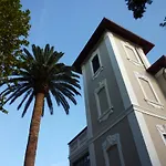 900